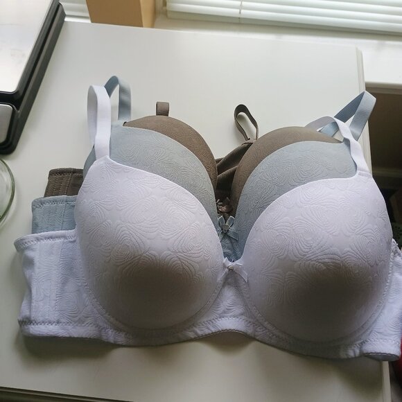 SET OF 3 BRAS-BEAUTIFUL DESIGN W/BOW IN FRONT & DIAMOND STONE-PADDED-SIZE 44/100 - Picture 1 of 2